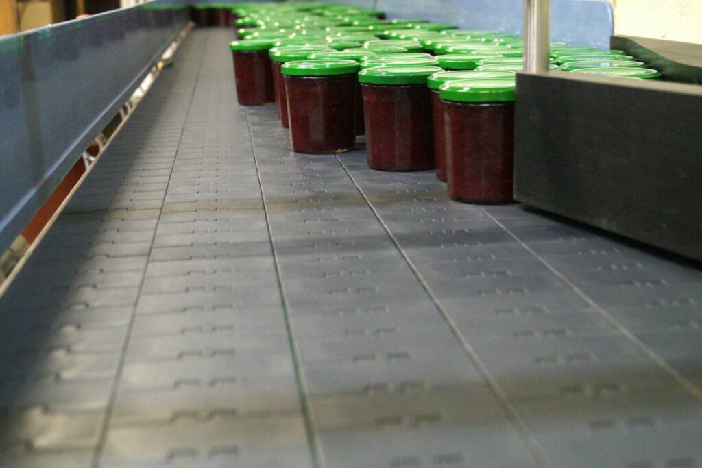 Pressureless Accumulation of Glass Jars on a Mechanical Table, by ACCS Packaging